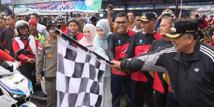 Geliatkan Pariwisata dan Ekonomi Kreatif, Gubernur Mahyeldi Lepas Ribuan Peserta Minangkabau Basapeda