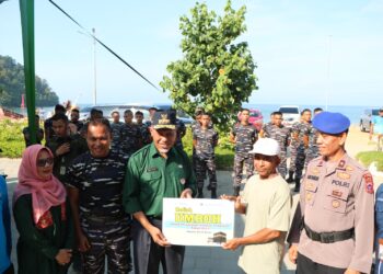 Gubernur Sumbar Serahkan Hadiah Umroh Untuk Nelayan Pengumpul Sampah Terbanyak Tahun 2023