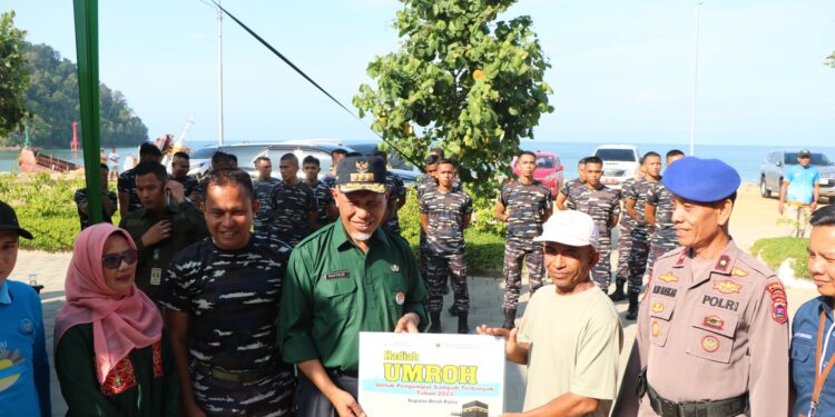 Gubernur Sumbar Serahkan Hadiah Umroh Untuk Nelayan Pengumpul Sampah Terbanyak Tahun 2023