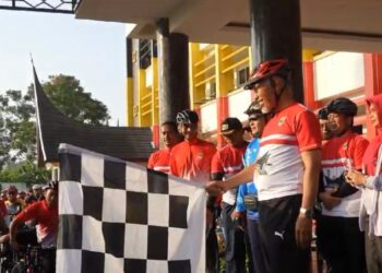 Meriahkan Hari Bela Negara ke-75 Tahun 2023, Gubernur Sumbar Melepas Ribuan Peserta Sepeda Sehat