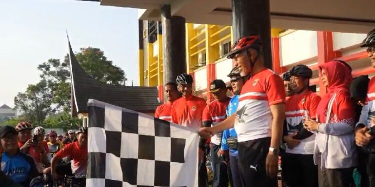 Meriahkan Hari Bela Negara ke-75 Tahun 2023, Gubernur Sumbar Melepas Ribuan Peserta Sepeda Sehat
