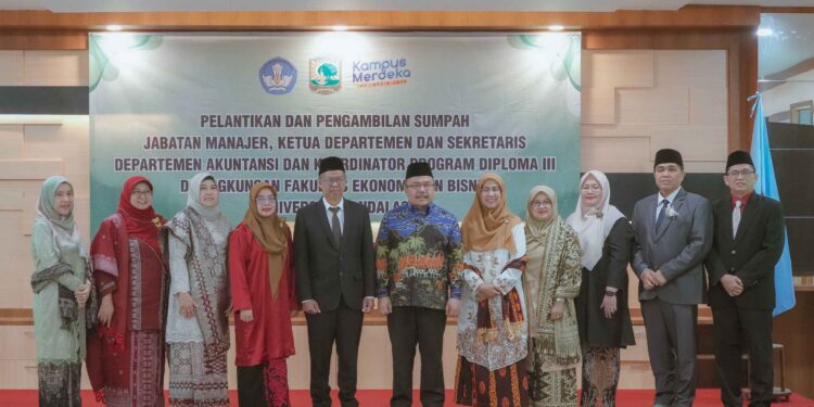 Hadiri Pelantikan Pejabat Lingkup FEB Unand, Hansastri Apresiasi Peningkatan Kualitas Tenaga Pendidik