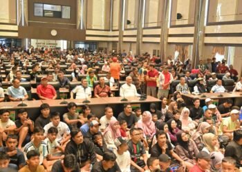 ujan Tak Halangi Ribuan Warga Padang Nobar Piala Dunia di Kantor Gubernur