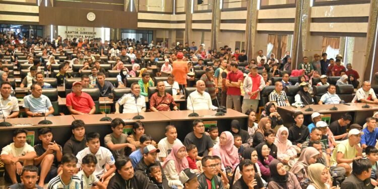 ujan Tak Halangi Ribuan Warga Padang Nobar Piala Dunia di Kantor Gubernur