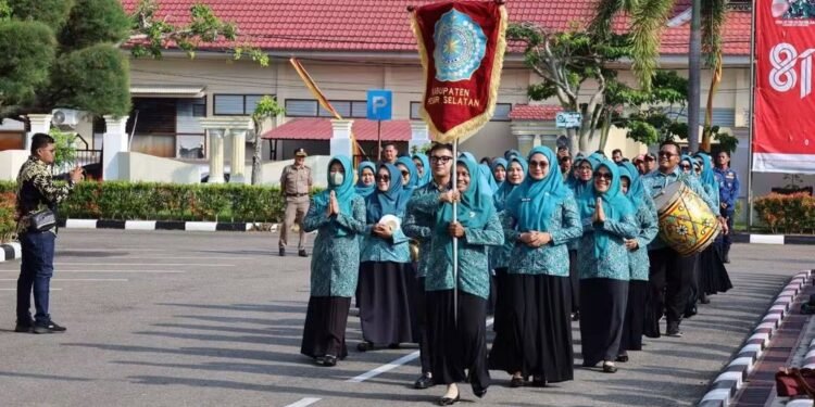 Bupati Hendrajoni Lepas Kontingen Jambore PKK Pessel, Bawa Misi Prestasi dan Penguatan Kader